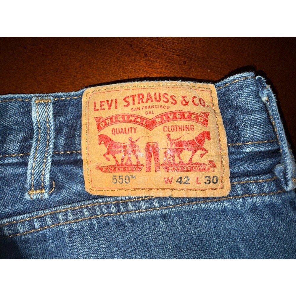 Levi Jeans 550 Mens 42x30 Relaxed Fit Medium Wash Straight Leg Classic - Picture 5 of 10